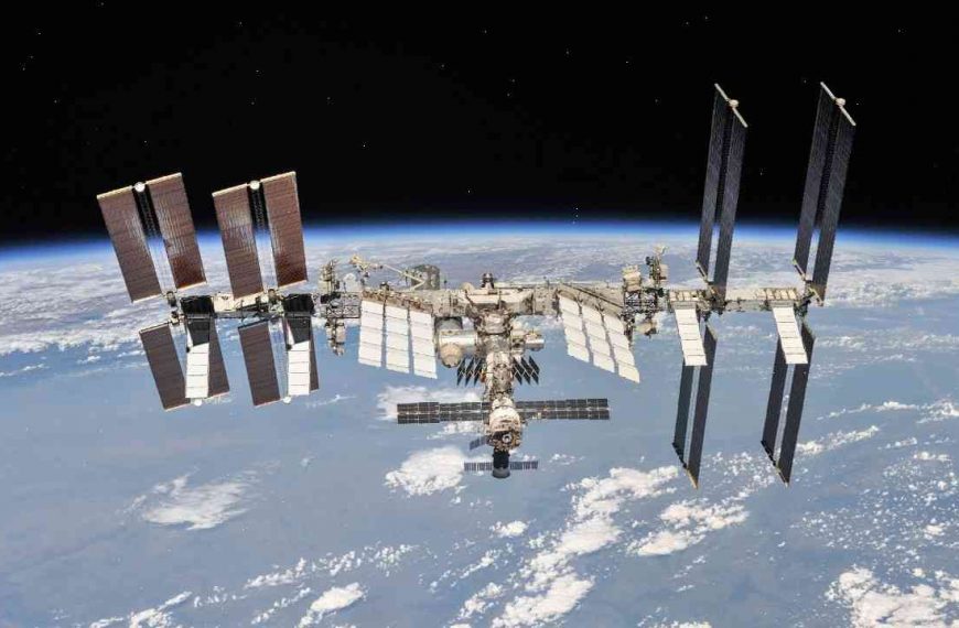 Two upcoming space station spacewalks postponed due to early warning of space debris
